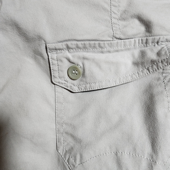 Dockers Favorite Fit Cargo Capri Pants | Size 6 | Light Gray | 21” Inseam - Picture 3 of 5